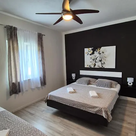 With Private Swimming Pool Appartement