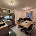 With Private Swimming Pool Apartamento *
